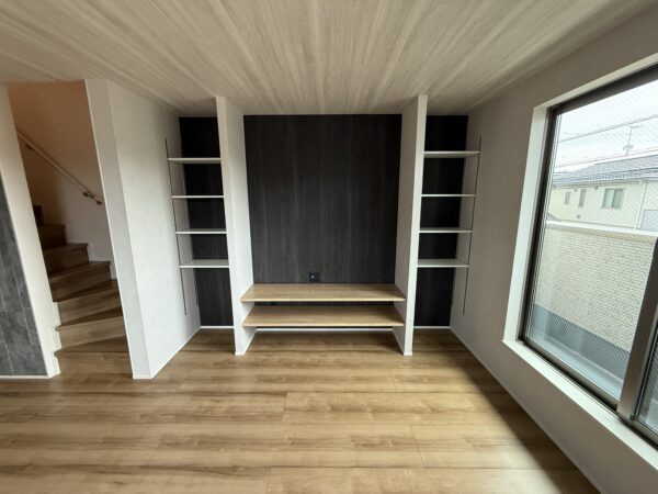 造作家具と素材感で魅せる、建売住宅とは一線を画す上質なLDK空間