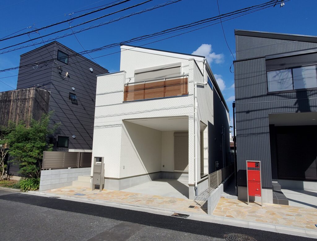 シンプルモダンな勾配天井の家