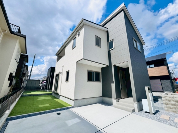 【春日部市小渕】モダンな外観と開放的な人工芝のお庭が魅力！長期優良住宅認定のスタイリッシュな邸宅